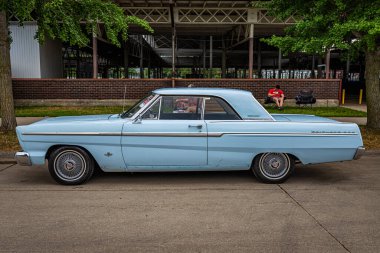 Des Moines, IA - 01 Temmuz 2022: 1965 Ford Fairlane 500 2 Door Hardtop 'ın yüksek perspektifli yan görüntüsü.