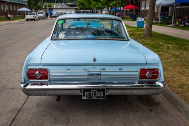 Des Moines, IA - 01 Temmuz 2022: 1965 Ford Fairlane 500 2 Door Hardtop 'ın yüksek perspektifli arka görüntüsü yerel bir araba fuarında.