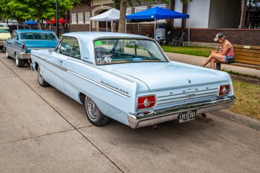 Des Moines, IA - 01 Temmuz 2022: 1965 Ford Fairlane 500 2 Door Hardtop yerel bir araba fuarında yüksek perspektifli arka köşe görüntüsü.