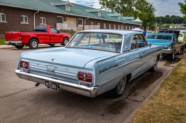 Des Moines, IA - 01 Temmuz 2022: 1965 Ford Fairlane 500 2 Door Hardtop yerel bir araba fuarında yüksek perspektifli arka köşe görüntüsü.