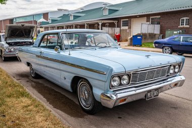 Des Moines, IA - 01 Temmuz 2022: 1965 Ford Fairlane 500 2 Door Hardtop 'ın yüksek perspektifli ön köşe görüntüsü.