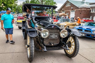 Des Moines, IA - 01 Temmuz 2022: 1915 Buick C55 7 Yolcu Aracı yerel bir araba fuarında yüksek perspektifli görüş.