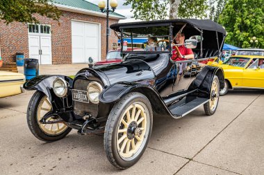 Des Moines, IA - 01 Temmuz 2022: 1915 Buick C55 7 Yolcu Aracı yerel bir araba fuarında yüksek perspektifli ön köşe görüntüsü.