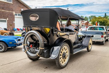 Des Moines, IA - 01 Temmuz 2022: 1915 model Buick C55 7 yolcu aracının yüksek perspektifli arka köşe görüntüsü yerel bir araba fuarında.