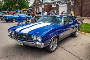 Des Moines, IA - 01 Temmuz 2022: 1970 Chevrolet Chevelle SS Hardtop Coupe 'nin yüksek perspektifli ön köşe görüntüsü.