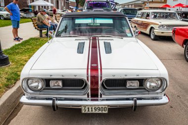 Des Moines, IA - 01 Temmuz 2022: 1967 Plymouth Barracuda Formula S Üstü açılır bir araba fuarında yüksek perspektifli görüş.