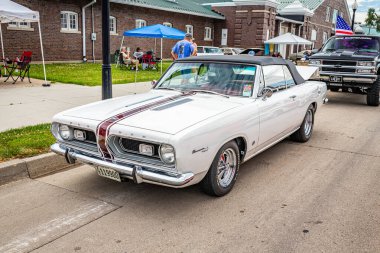 Des Moines, IA - 01 Temmuz 2022: 1967 Plymouth Barracuda Formula S Üstü açılabilen bir otomobil fuarının yüksek perspektifli ön köşesi.