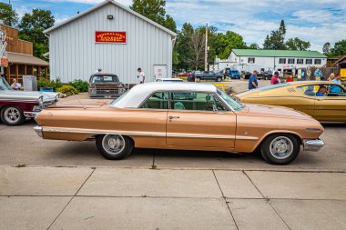 Des Moines, IA - 01 Temmuz 2022: 1963 Chevrolet Impala Spor Coupe 'nin yerel bir araba fuarında yüksek perspektifli yan görüntüsü.