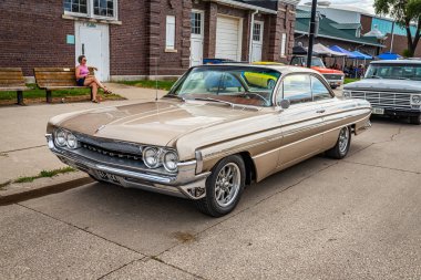 Des Moines, IA - 01 Temmuz 2022: Yerel bir araba fuarında 1961 Oldsmobile Dynamic 88 Holiday 2 Door Hardtop 'ın yüksek perspektifli ön köşe görüntüsü.