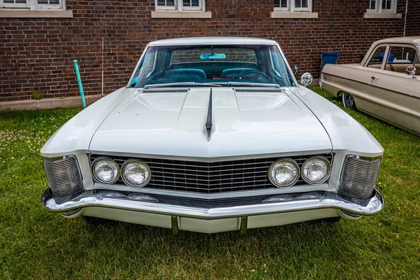 Des Moines July 2022 High Perspective Front View 1964 Buick — 스톡 사진