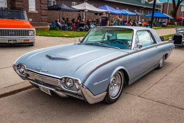 Des Moines, IA - 01 Temmuz 2022: 1962 Ford Thunderbird 2 Door Hardtop 'un yüksek perspektifli ön köşe görüntüsü yerel bir araba fuarında.