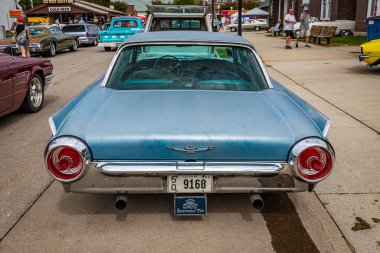 Des Moines, IA - 01 Temmuz 2022: 1962 Ford Thunderbird 2 Door Hardtop 'un yüksek perspektifli arka görüntüsü yerel bir araba fuarında.