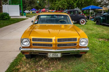 Des Moines, IA - 01 Temmuz 2022: 1972 Pontiac Ventura II Coupe 'nin yerel bir araba fuarındaki yüksek perspektifli manzarası.