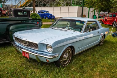 Des Moines, IA - 01 Temmuz 2022: 1966 Ford Mustang 2 Door Hardtop 'ın yüksek perspektifli ön köşe görüntüsü yerel bir araba fuarında.