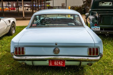 Des Moines, IA - 01 Temmuz 2022: 1966 Ford Mustang 2 Door Hardtop 'ın yüksek perspektifli arka görüntüsü yerel bir araba fuarında.