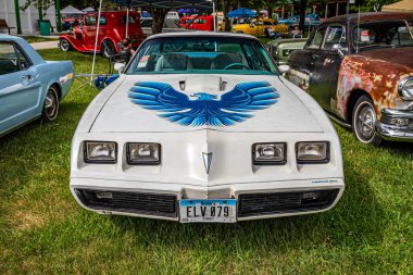 Des Moines, IA - 01 Temmuz 2022: 1979 Pontiac Firebird Trans Amat adlı bir otomobil fuarının yüksek perspektifli manzarası.