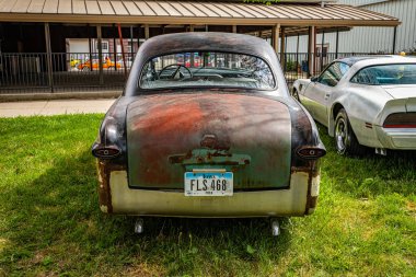 Des Moines, IA - 01 Temmuz 2022: Yerel bir otomobil fuarında 1951 model Ford Özel Tudor Sedan 'ın yüksek perspektifli dikiz görüntüsü.