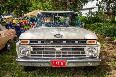 Des Moines, IA - 01 Temmuz 2022: Yerel bir araba fuarında 1966 Ford F-250 Özel Taksi Kamp Spesiyali 'nin yüksek perspektifli ön görüntüsü.