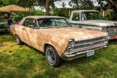 Des Moines, IA - 01 Temmuz 2022: 1966 model Ford Fairlane 500 'ün yüksek perspektifli ön köşeli görüntüsü yerel bir araba fuarında.