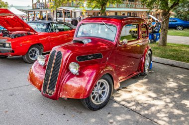 Des Moines, IA - 01 Temmuz 2022: Yerel bir araba fuarında Ford Anglia Pro Street Coupe 'nin yüksek perspektifli ön köşe görüntüsü.