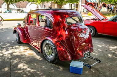 Des Moines, IA - 01 Temmuz 2022: Yerel bir araba fuarında 1948 model Ford Anglia Pro Street Coupe 'nin yüksek perspektifli arka köşe görüntüsü.