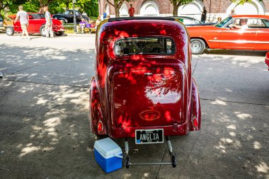 Des Moines, IA - 01 Temmuz 2022: Yerel bir araba fuarında Ford Anglia Pro Street Coupe 'nin yüksek perspektifli arka görüntüsü.