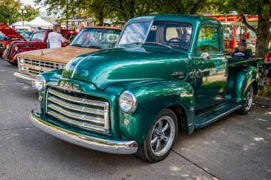 Des Moines, IA - 01 Temmuz 2022: Yerel bir araba fuarında bir GMC 100 Half Ton kamyonetinin yüksek perspektifli ön köşe görüntüsü.