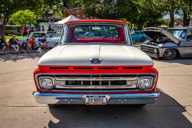 Des Moines, IA - 01 Temmuz 2022: Yerel bir otomobil fuarında 1961 model Ford F100 kamyonetin ön görüntüsü.