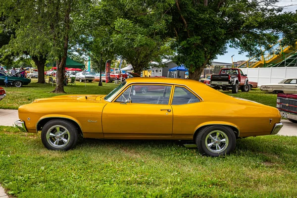 Des Moines July 2022 High Perspective Side View 1972 Pontiac — 스톡 사진