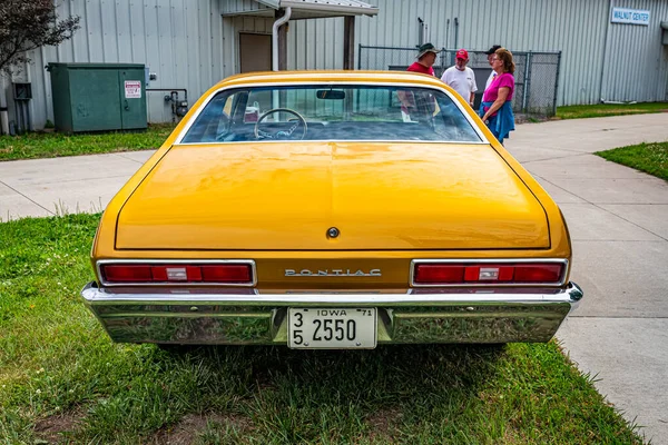 Des Moines July 2022 High Perspective Back View 1972 Pontiac — 스톡 사진