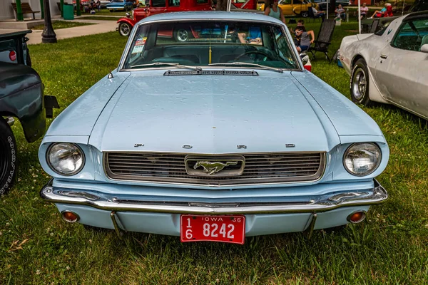 Des Moines Juli 2022 Hochperspektivische Frontansicht Eines Ford Mustang Door — Stockfoto