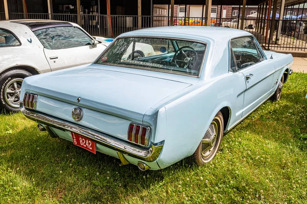 Des Moines, IA - 01 Temmuz 2022: 1966 Ford Mustang 2 Door Hardtop 'ın yüksek perspektifli arka köşesi yerel bir araba fuarında.
