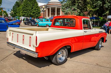 Des Moines, IA - 01 Temmuz 2022: 1961 model Ford F100 kamyonet yerel bir araba fuarında yüksek perspektifli arka köşe görüntüsü.