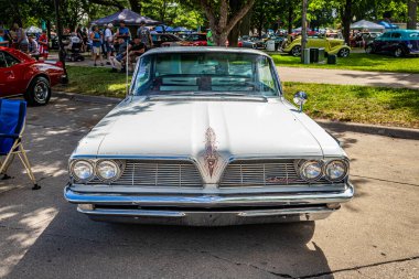Des Moines, IA - 01 Temmuz 2022: Yerel bir araba fuarında 1961 Pontiac Ventura 4 Kapısı Öngörünümü.