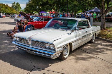 Des Moines, IA - 01 Temmuz 2022: 1961 Pontiac Ventura 4 kapılı bir otomobil fuarının yüksek perspektifli ön köşesi.