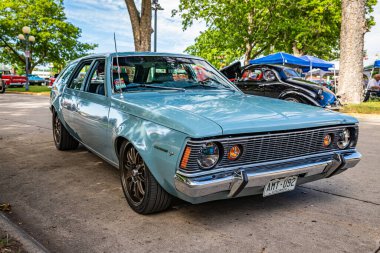 Des Moines, IA - 01 Temmuz 2022: Yerel bir araba fuarında 1971 AMC Hornet Sportabout Wagon 'un düşük perspektifli ön köşe görüntüsü.