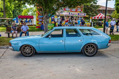 Des Moines, IA - 01 Temmuz 2022: Yerel bir araba fuarında 1971 AMC Hornet Sportabout Wagon 'un yüksek perspektifli yan görüntüsü.