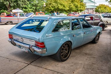 Des Moines, IA - 01 Temmuz 2022: Yerel bir araba fuarında 1971 AMC Hornet Sportabout Wagon 'un yüksek perspektifli arka köşe görüntüsü.
