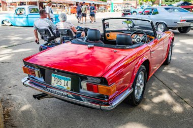 Des Moines, IA - 01 Temmuz 2022: 1970 model bir Triumph TR6 'nın yüksek perspektifli arka köşe görüntüsü.