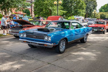 Des Moines, IA - 01 Temmuz 2022: Geniş açı yüksek perspektif 1969 Plymouth GTX 2 Door Hardtop yerel bir araba fuarında.