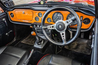 Des Moines, IA - 01 Temmuz 2022: Yerel bir otomobil fuarında 1970 Triumph TR6 Üstü açılabilen aracın yüksek perspektifli iç görünümü.