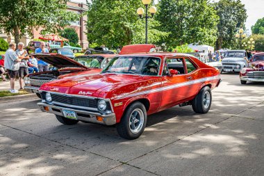 Des Moines, IA - 01 Temmuz 2022: Geniş açı yüksek perspektif 1972 Chevrolet Rallisi Nova Hardtop Coupe 'nin ön köşe görüntüsü yerel bir araba fuarında.