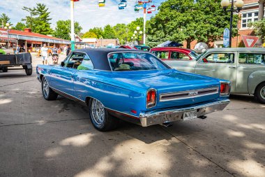 Des Moines, IA - 01 Temmuz 2022: 1969 Plymouth GTX 2 Door Hardtop yerel bir araba fuarında geniş açılı yüksek perspektifli arka köşe görüntüsü.