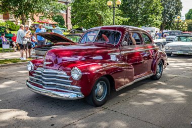 Des Moines, IA - 01 Temmuz 2022: Yerel bir araba fuarında 1947 Chevrolet Fleetmaster Coupe 'nin yüksek perspektifli ön köşe görüntüsü.