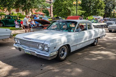 Des Moines, IA - 01 Temmuz 2022: 1963 Chevrolet BelAir 2 Door Sedan 'ın yüksek perspektifli ön köşe görüntüsü.