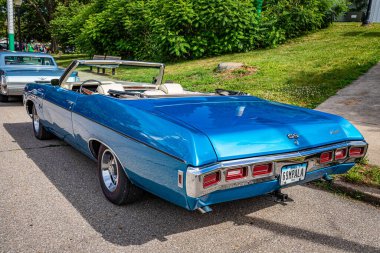 Des Moines, IA - 2 Temmuz 2022: 1969 Chevrolet Impala SS Üstü açılabilen bir otomobil fuarının yüksek perspektifli arka köşesi.