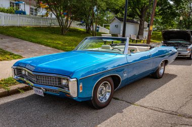 Des Moines, IA - 2 Temmuz 2022: 1969 Chevrolet Impala SS Üstü açılabilir otomobil fuarının yüksek perspektifli ön köşesi.