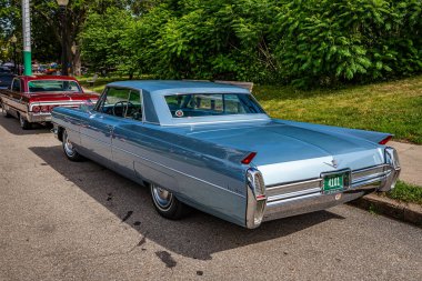 Des Moines, IA - 2 Temmuz 2022: 1964 model bir Cadillac Coupe DeVille 'in yüksek perspektifli arka köşesi.