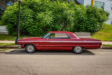 Des Moines, IA - 2 Temmuz 2022: 1964 Chevrolet Impala SS Hardtop Coupe 'nin yüksek perspektifli yan görüntüsü.