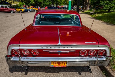 Des Moines, IA - 2 Temmuz 2022: 1964 Chevrolet Impala SS Hardtop Coupe 'nin yüksek perspektifli arka görüntüsü.